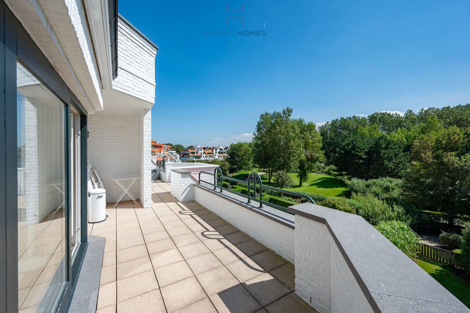 Prachtig hoekappartement met grote terrassen in het prestigieuze domein "Tennis Gardens", Zoute. foto 3