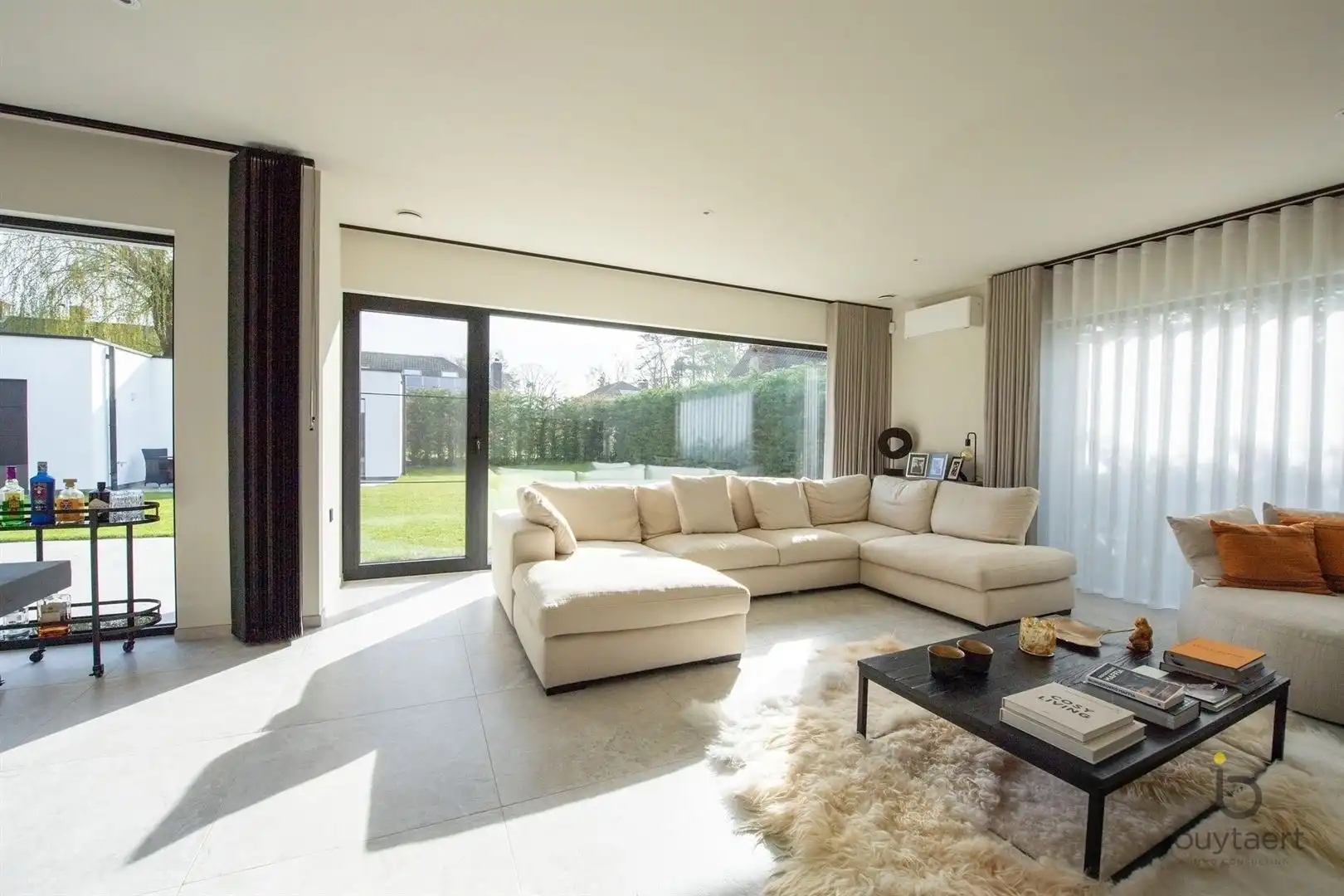 Knappe GELIJKVLOERSE villa + bijgebouw te Halle! foto 6