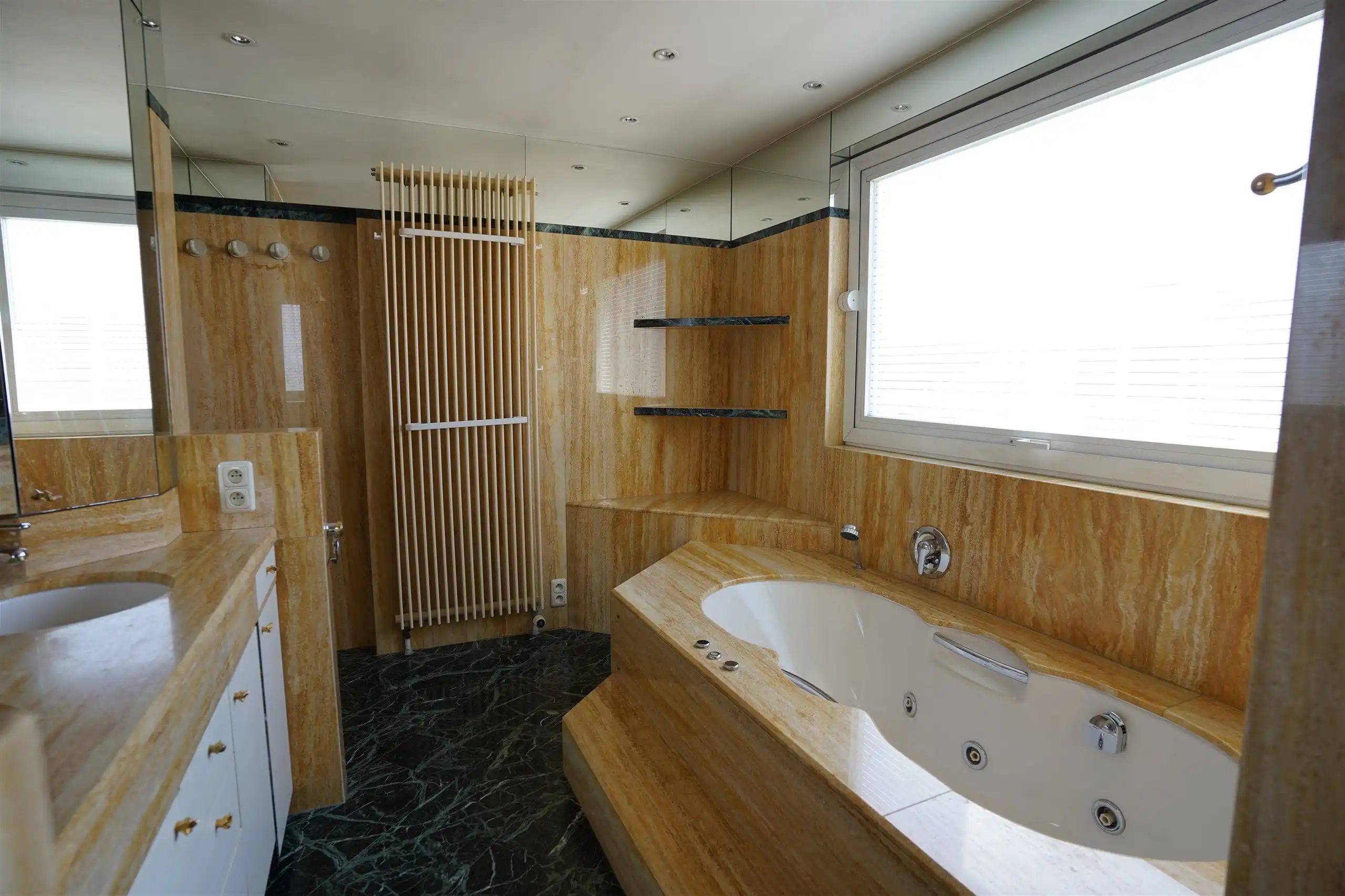 Elegant dakappartement met groot terras en garage! foto 17