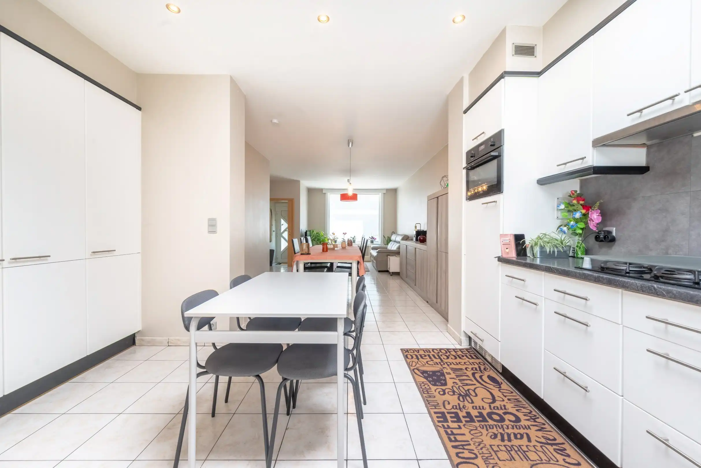 Verzorgde instapklare woning met 3 slaapkamers en dubbele garage! foto 5