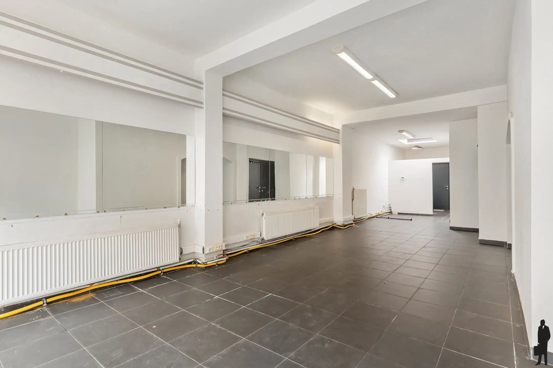 Handelsgelijkvloers met gerenoveerde triplex in het centrum! foto 2