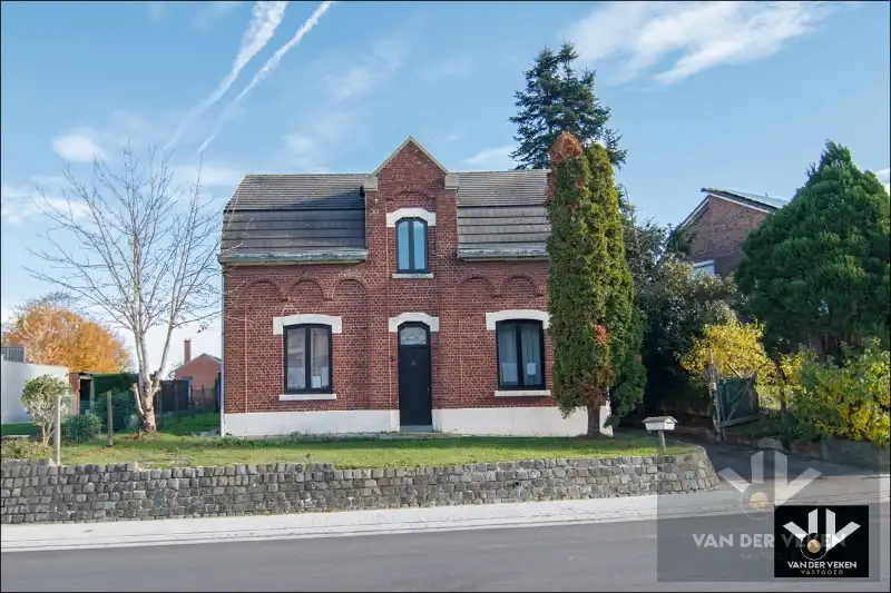 Karaktervolle, te renoveren woning op een perceel van ruim 12 aren. Ideaal gelegen nabij het centrum van Tongeren! foto 2