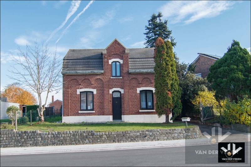 Karaktervolle, te renoveren woning op een perceel van ruim 12 aren. Ideaal gelegen nabij het centrum van Tongeren! foto 2