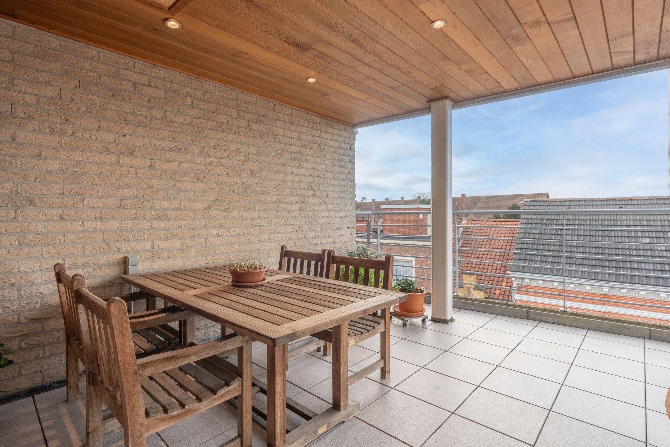 Zeer ruim appartement met o.a. 3 slaapkamers, 3 terrassen en autostaanplaats. foto 10
