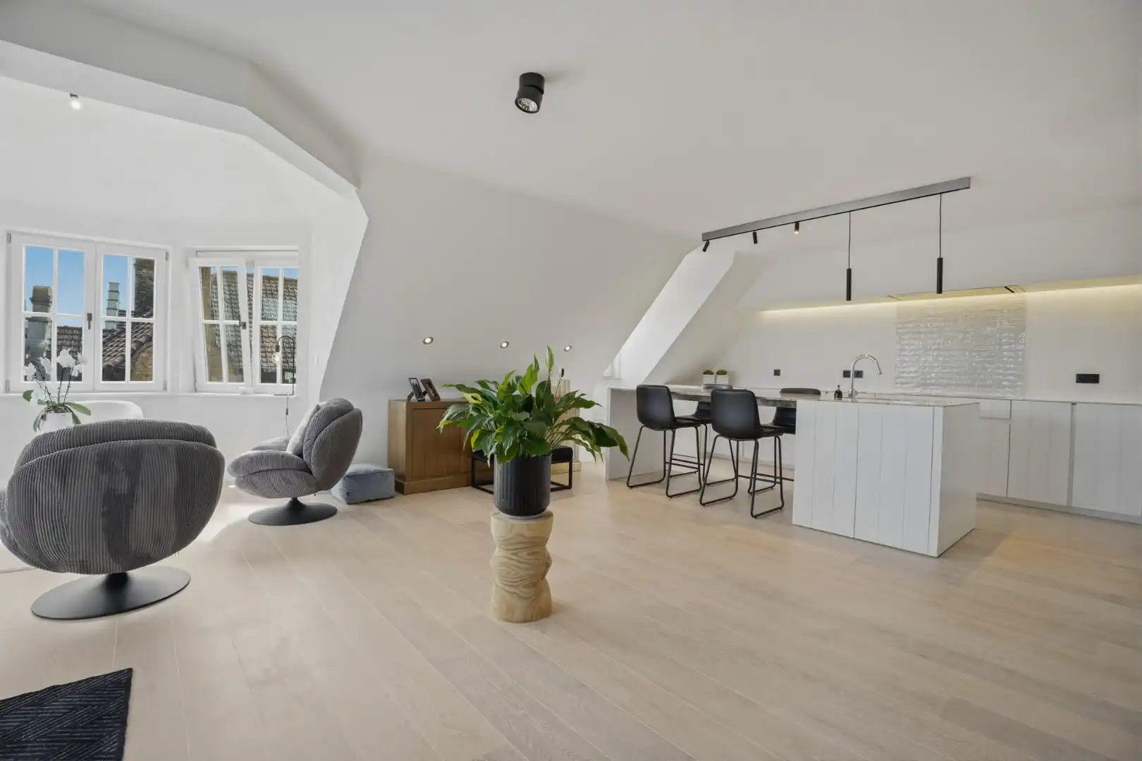 Instapklaar duplexappartement (125 m²) met zicht op de kaai in Nieuwpoort-Stad foto {{pictureIndex}}