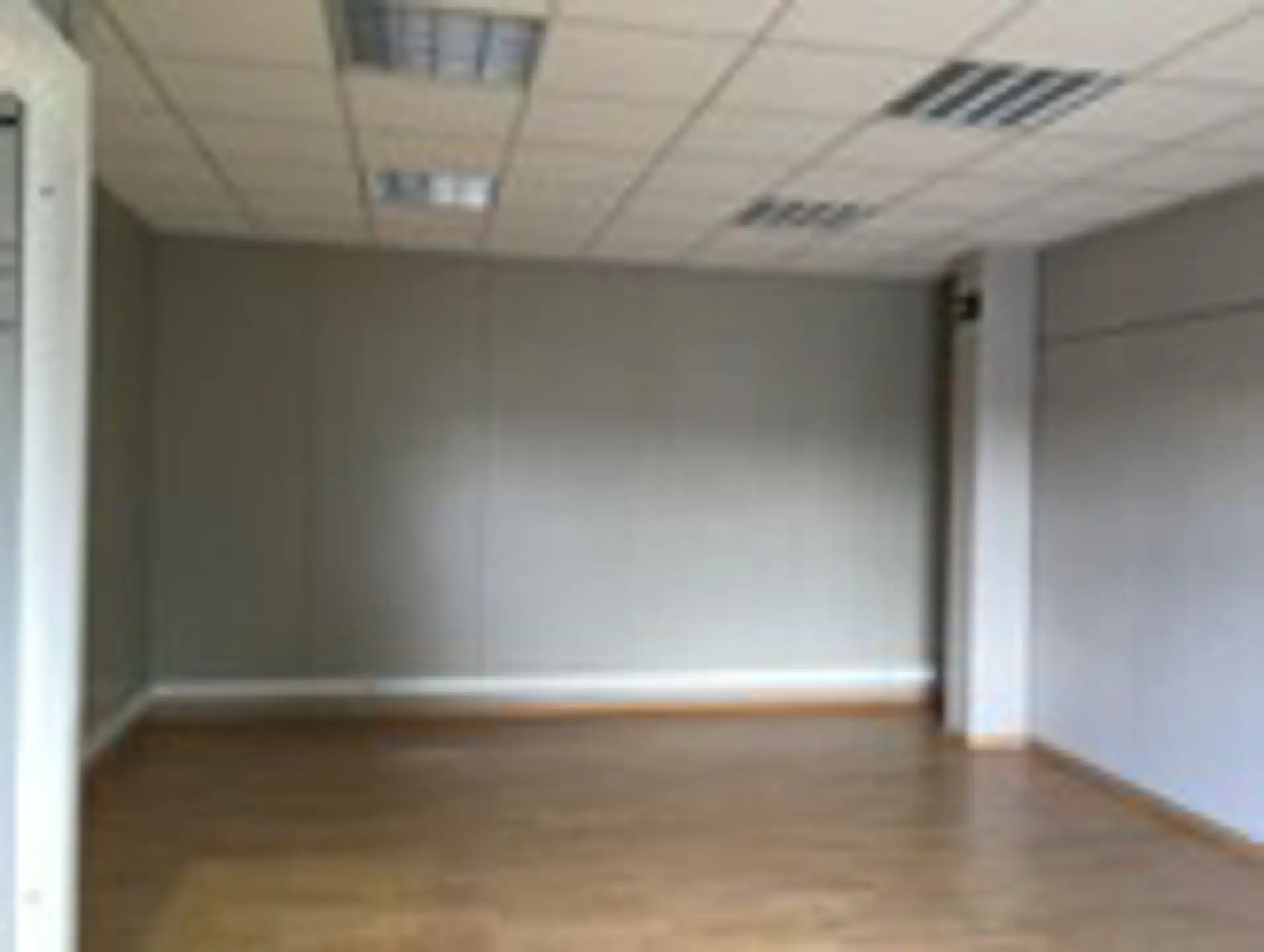 Magazijn met kantoor Unit 18 - 244m² te huur foto 3