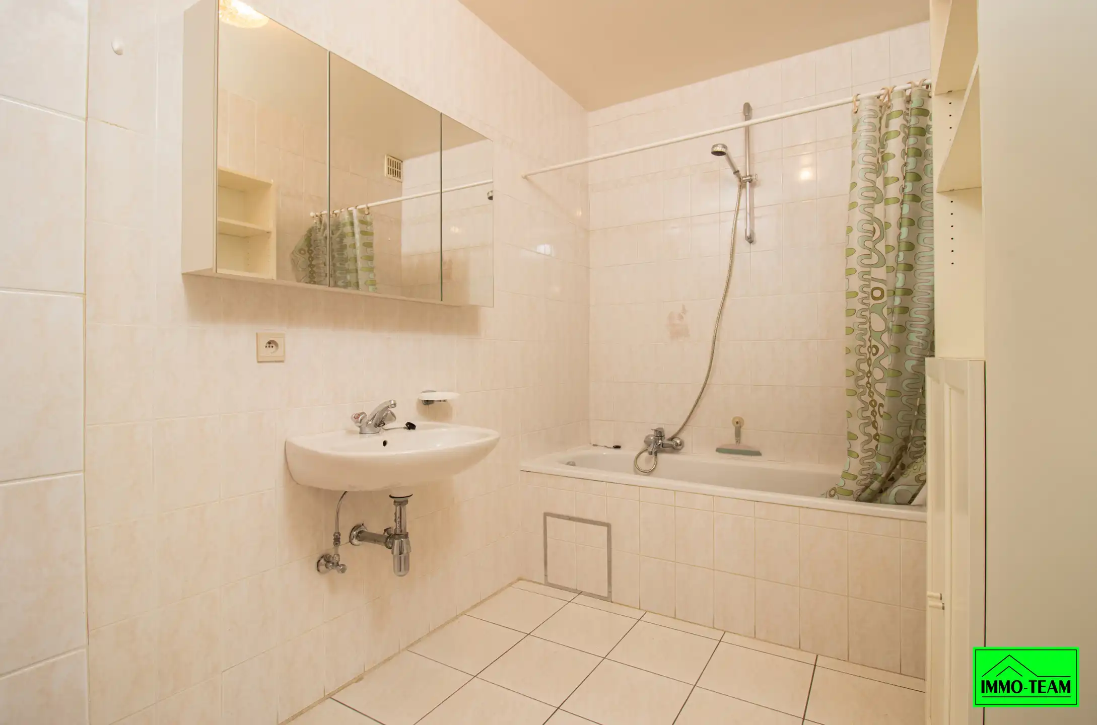 Ruim gelijkvloers appartement met garage foto 14