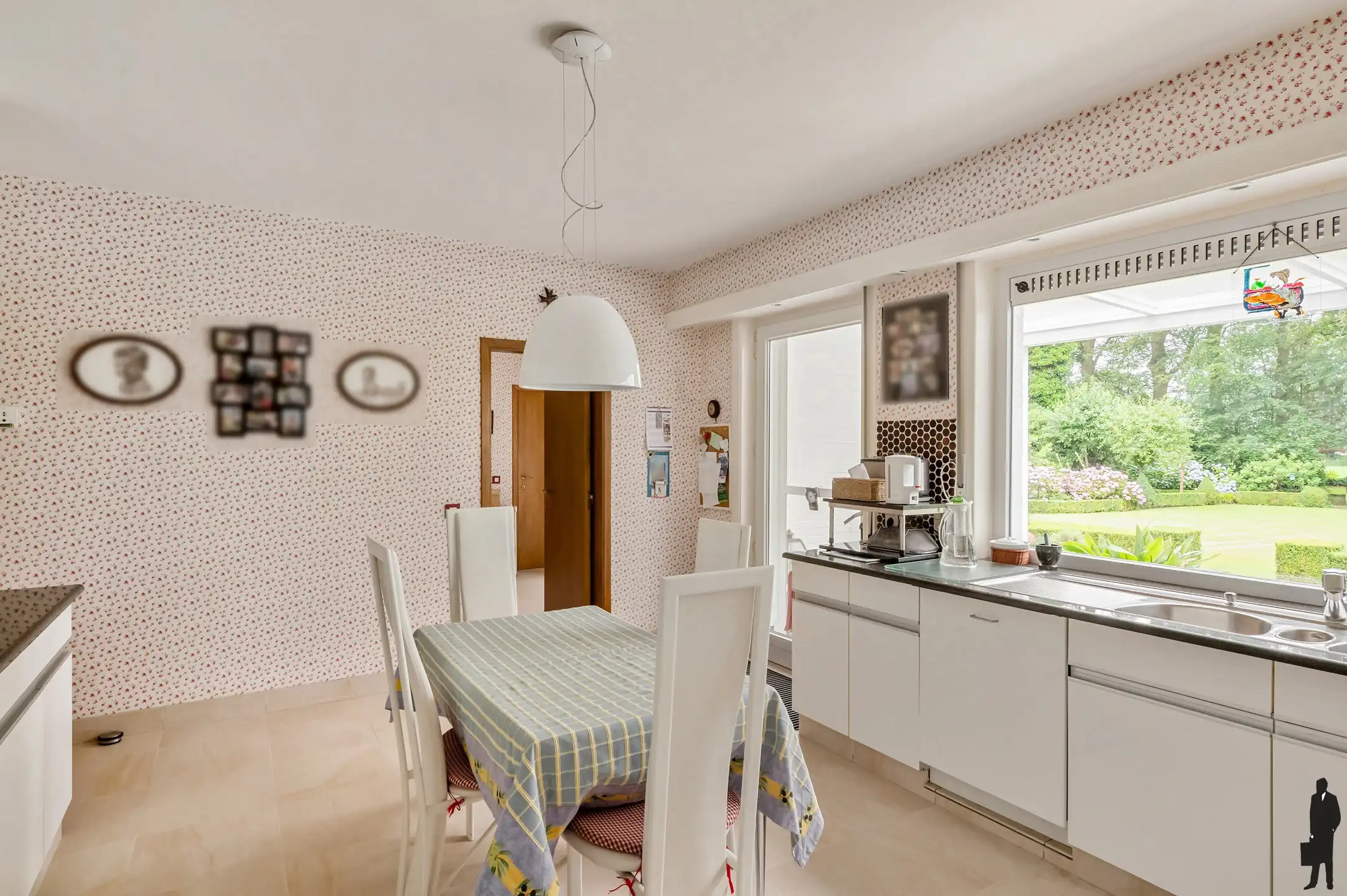 Statige villa op prachtig aangelegd perceel  met 4 slaapkamers en inpandige garage foto 14