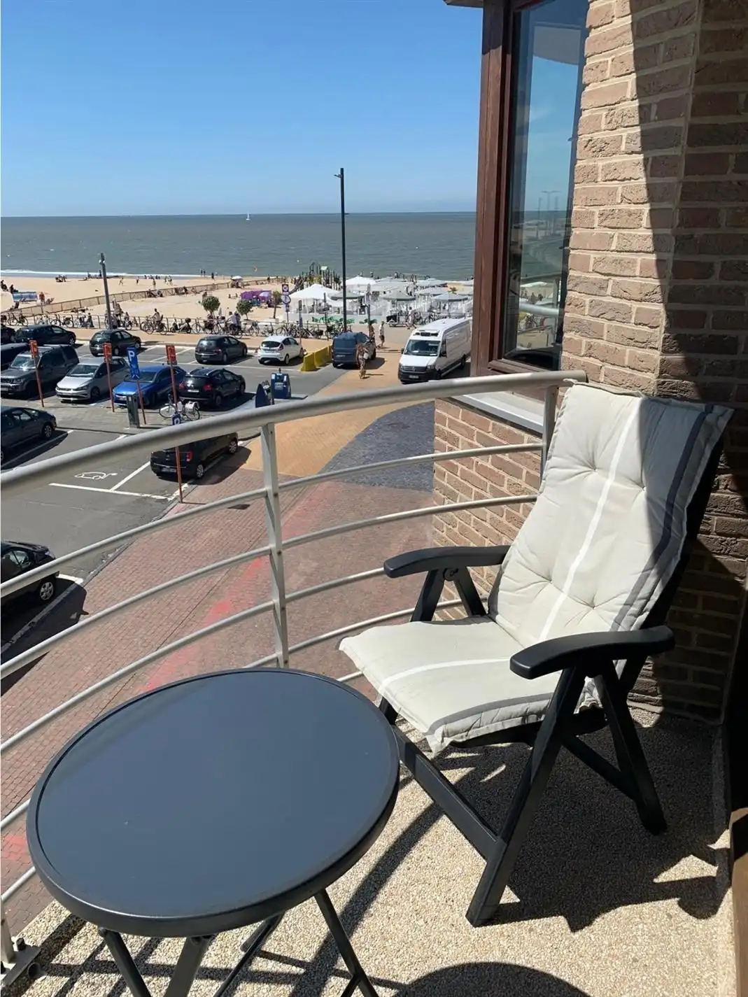 Gemeubeld appartement met twee slaapkamers - lateraal zeezicht op zonnig terras foto 11