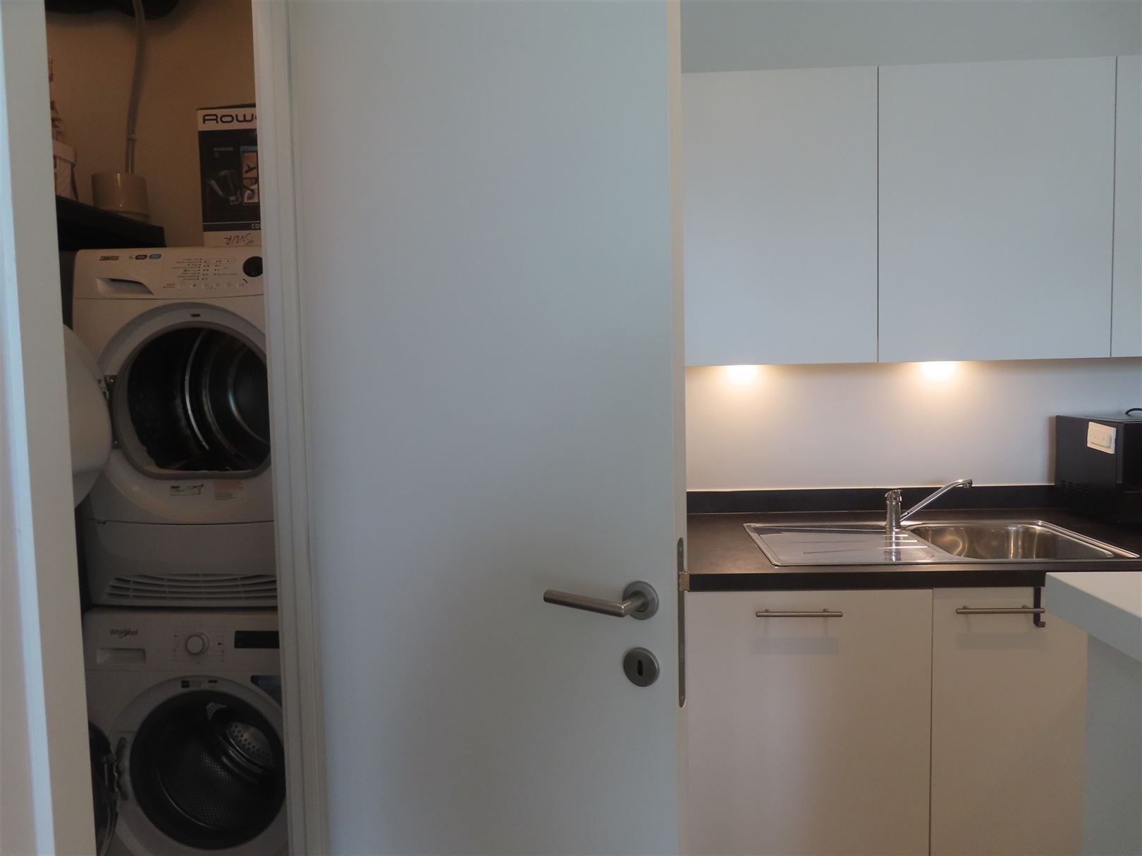 Knap gemeubeld beginners appartement met terras én parking! foto 8