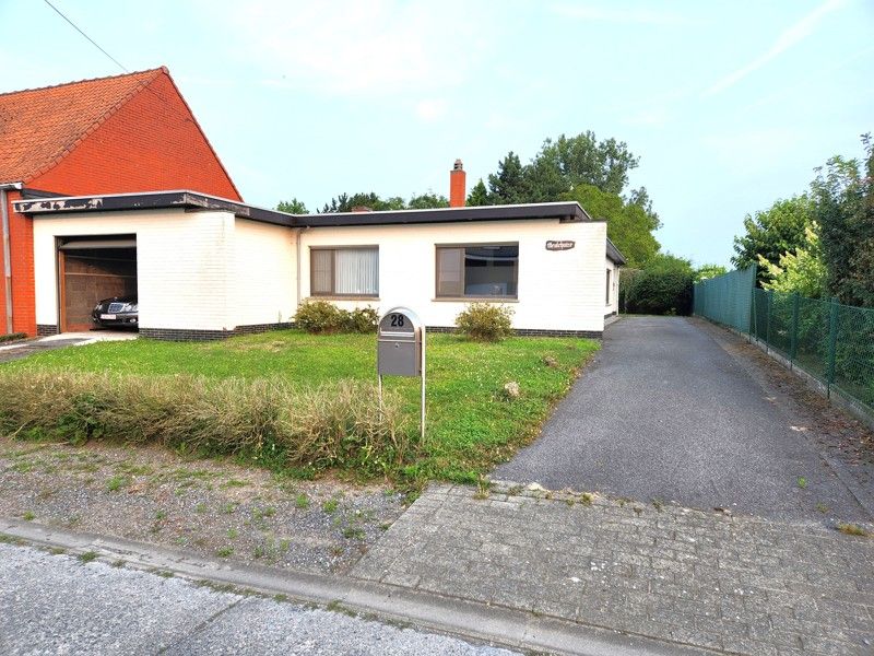 Bungalow met 3 slaapkamers en zeer ruime tuin TE HUUR in Oeselgem! foto 1