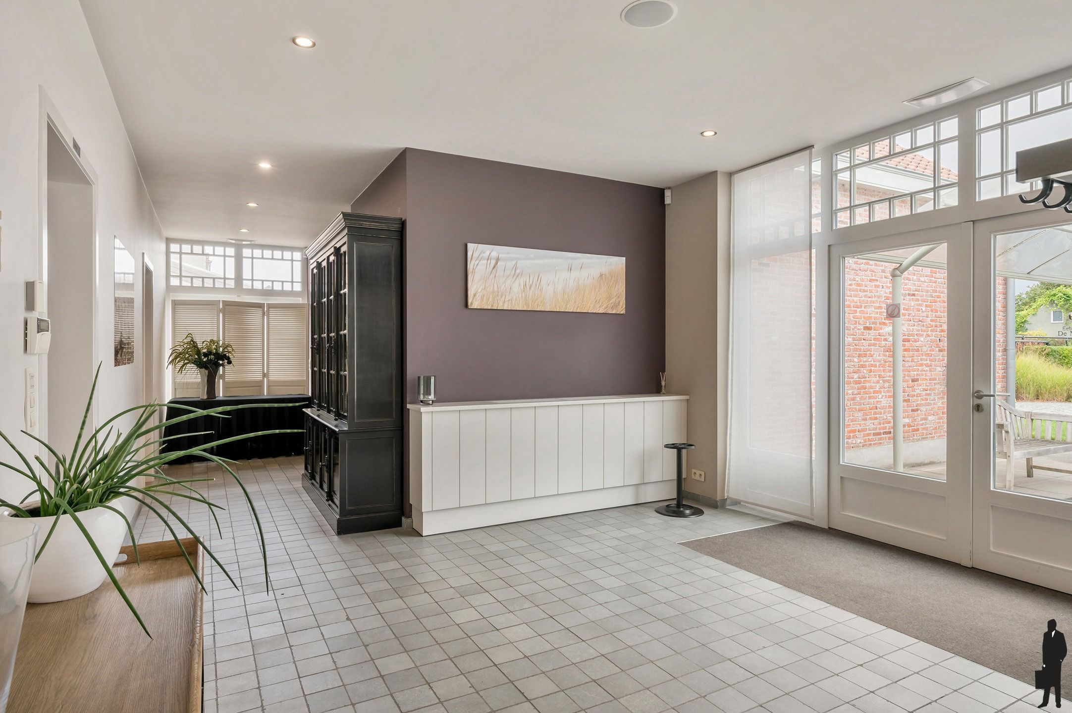 Polyvalent gebouw met 60 parkeerplaatsen en appartement! foto 2