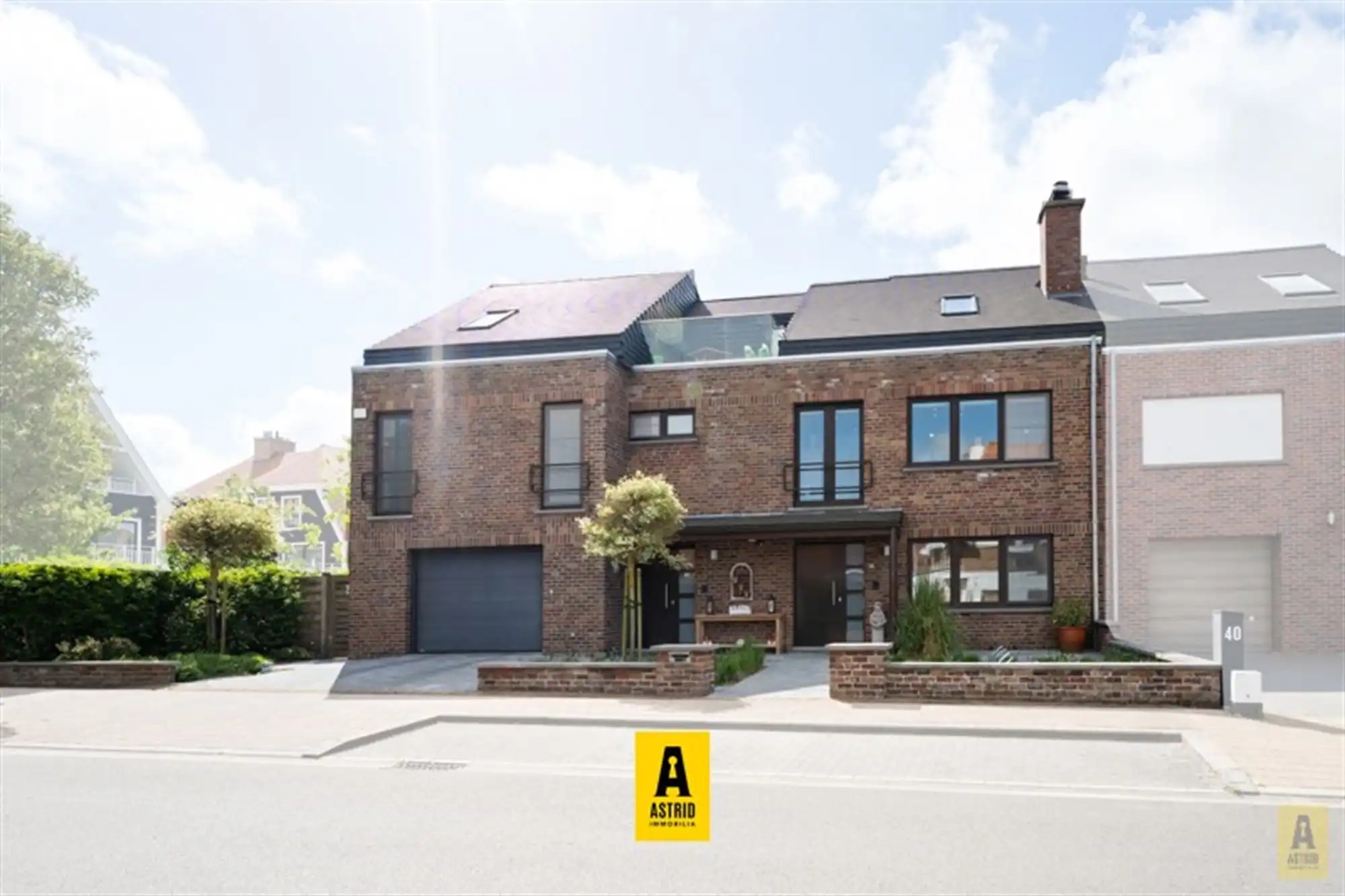 Karaktervolle voormalige dokterswoning met zee aan ruimte en mogelijkheden! foto {{pictureIndex}}