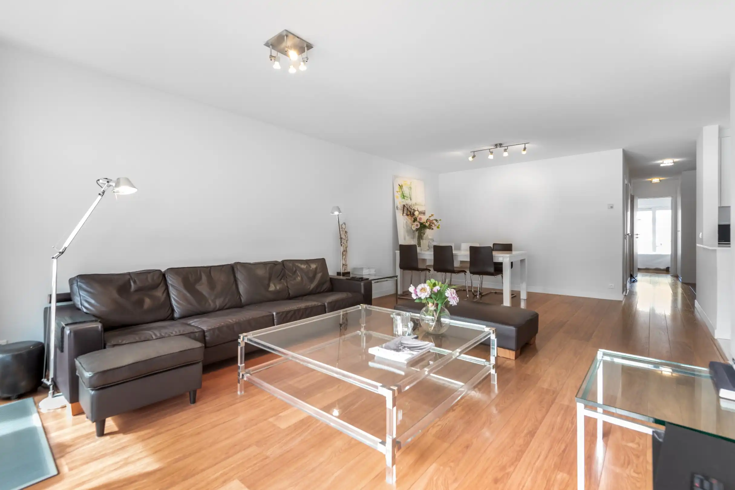 Instapklaar zuidgericht appartement, centraal gelegen dichtbij het strand en de winkels. Parking mogelijk. foto 3