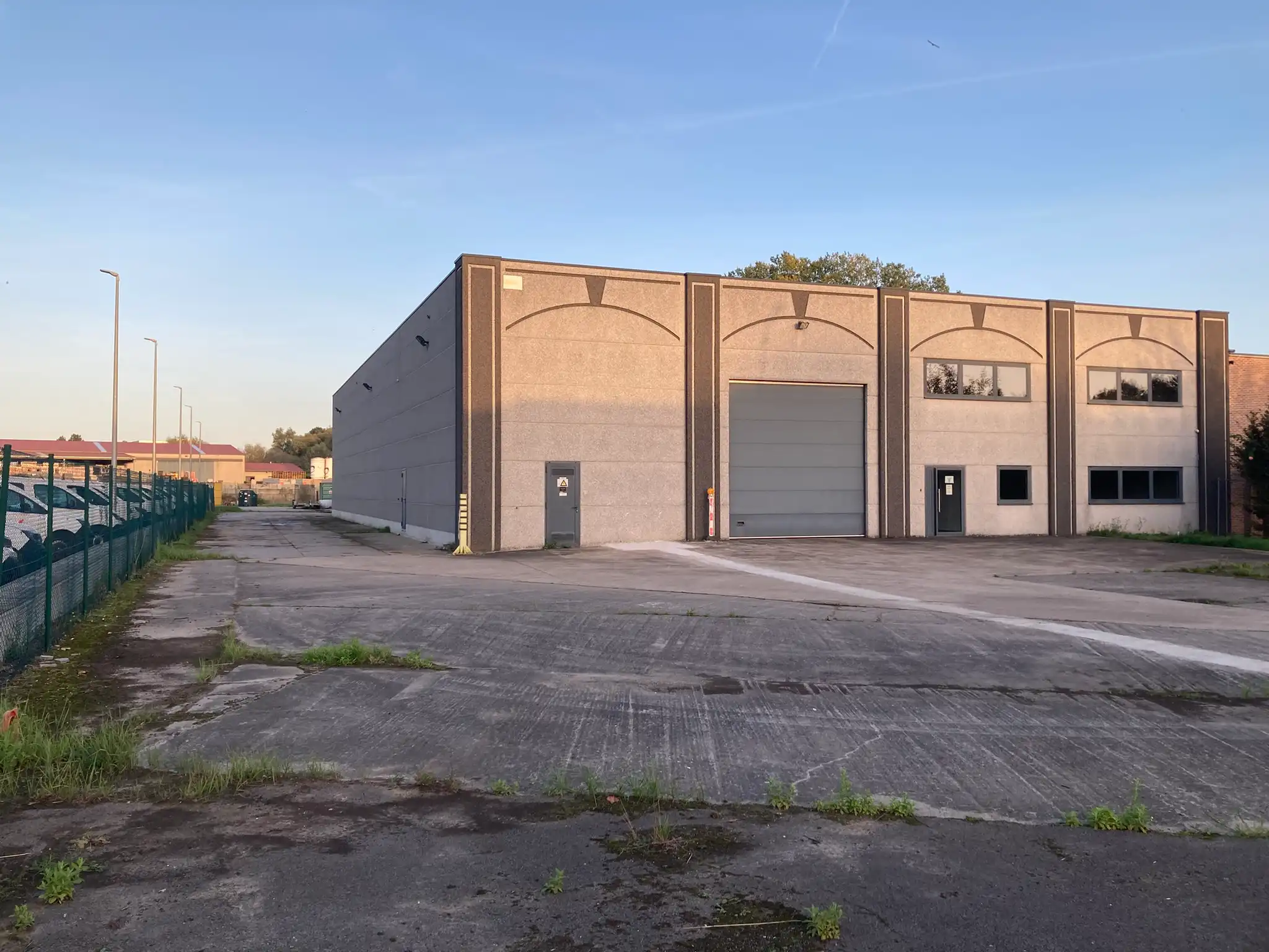 Bedrijfsgebouw met magazijn, kantoren, ruime buitenruimte en hoogspanningscabine te koop op bedrijventerrein Schendelbeke foto {{pictureIndex}}