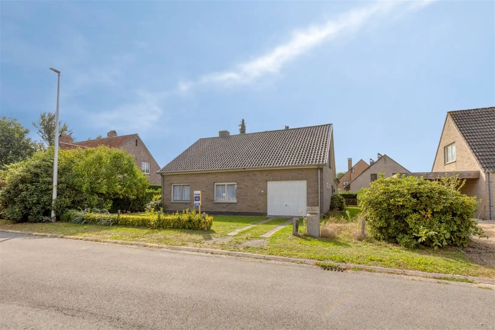 Rustig gelegen, te renoveren bungalow op een perceel van 640 m². foto {{pictureIndex}}