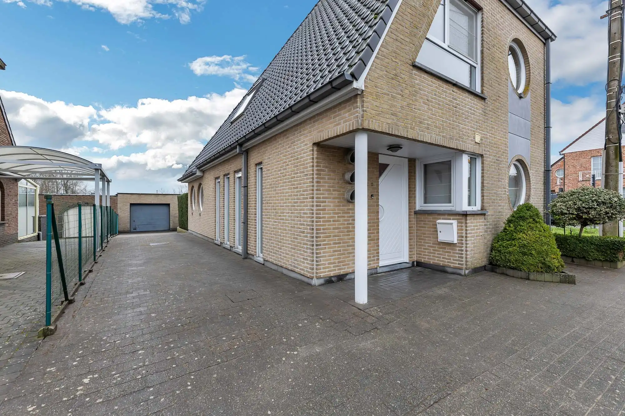 Instapklare HOB met tuin en garage foto {{pictureIndex}}