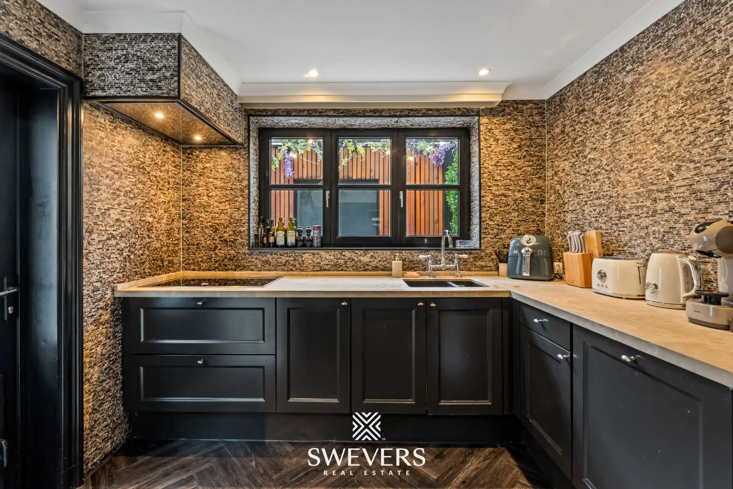 Exclusief gerenoveerde stadswoning met garage en drie terrassen in hartje Hasselt foto 16