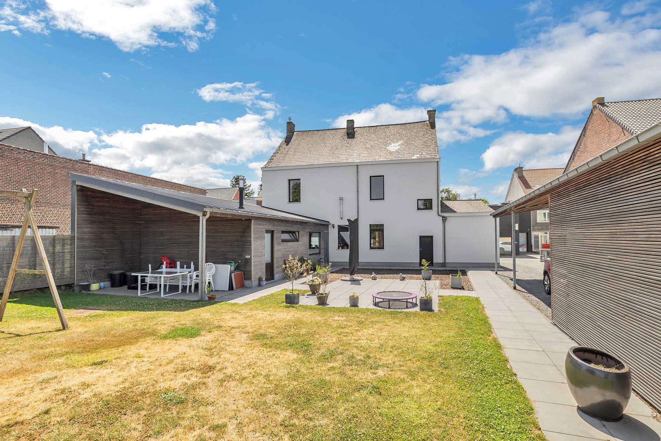 Hoofdfoto van de publicatie: Woonhuis met 5 slaapkamers