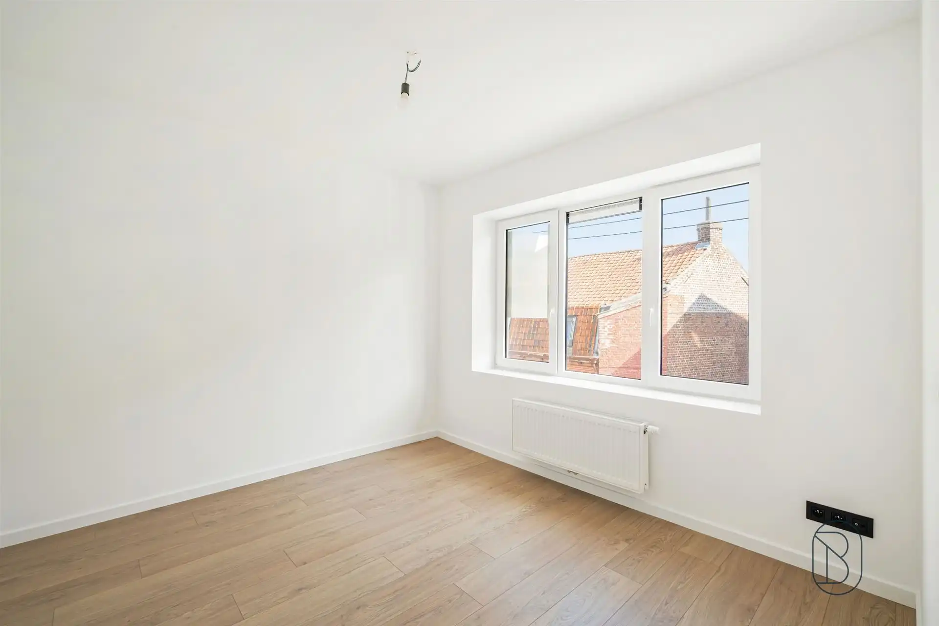 Charmant gerenoveerde woning met grote aangename tuin en handige oprit. foto 14