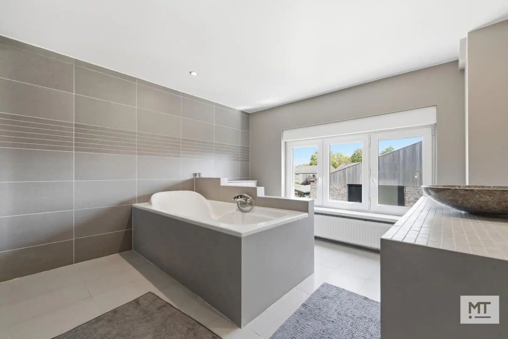 Ruime, instapklare woning met loods in het centrum van Wervik foto 19