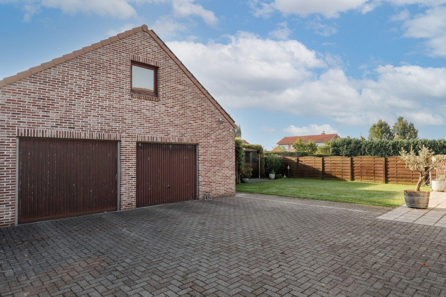 Vrijstaande woning met ruime garage en tuin, rustig gelegen nabij natuurgebied en Nederlandse grens foto 25