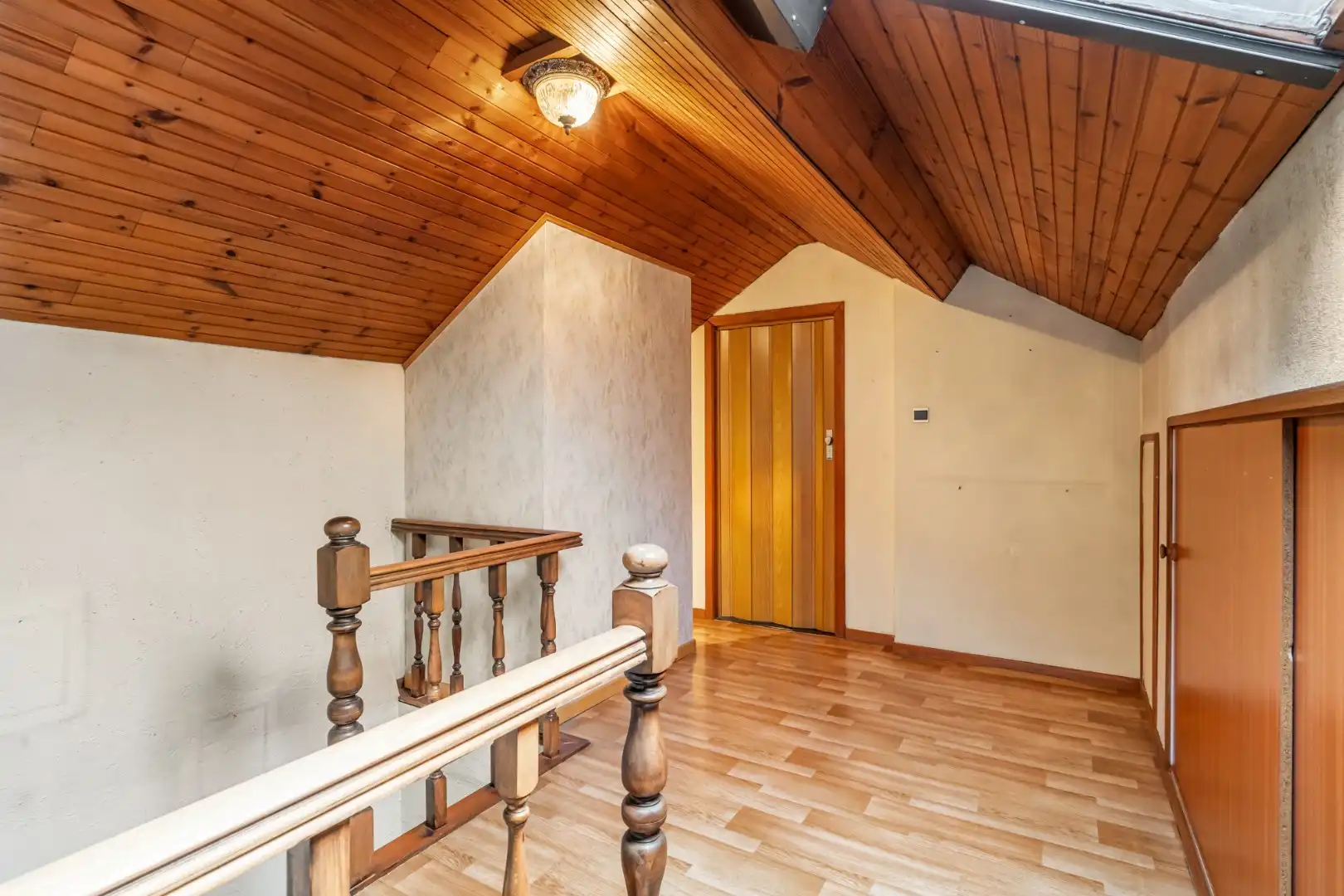 Halfvrijstaande woning op een perceel van 7a31ca, met aparte bureelruimte en inpandige garage! foto 15