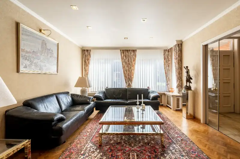 Centraal gelegen ruime woning met 4 slaapkamers. foto 3