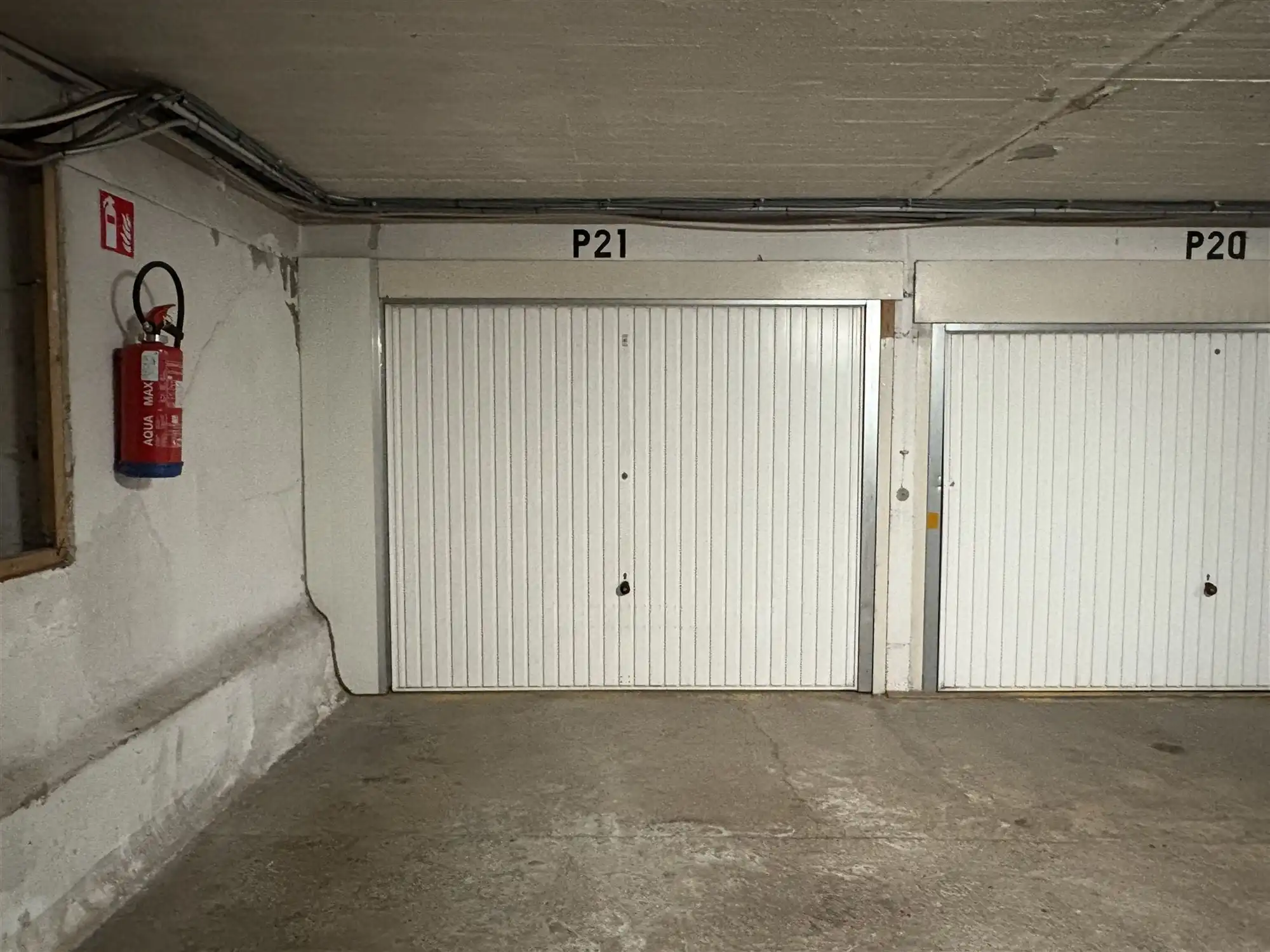 Gesloten garagebox met sectionale poort foto {{pictureIndex}}