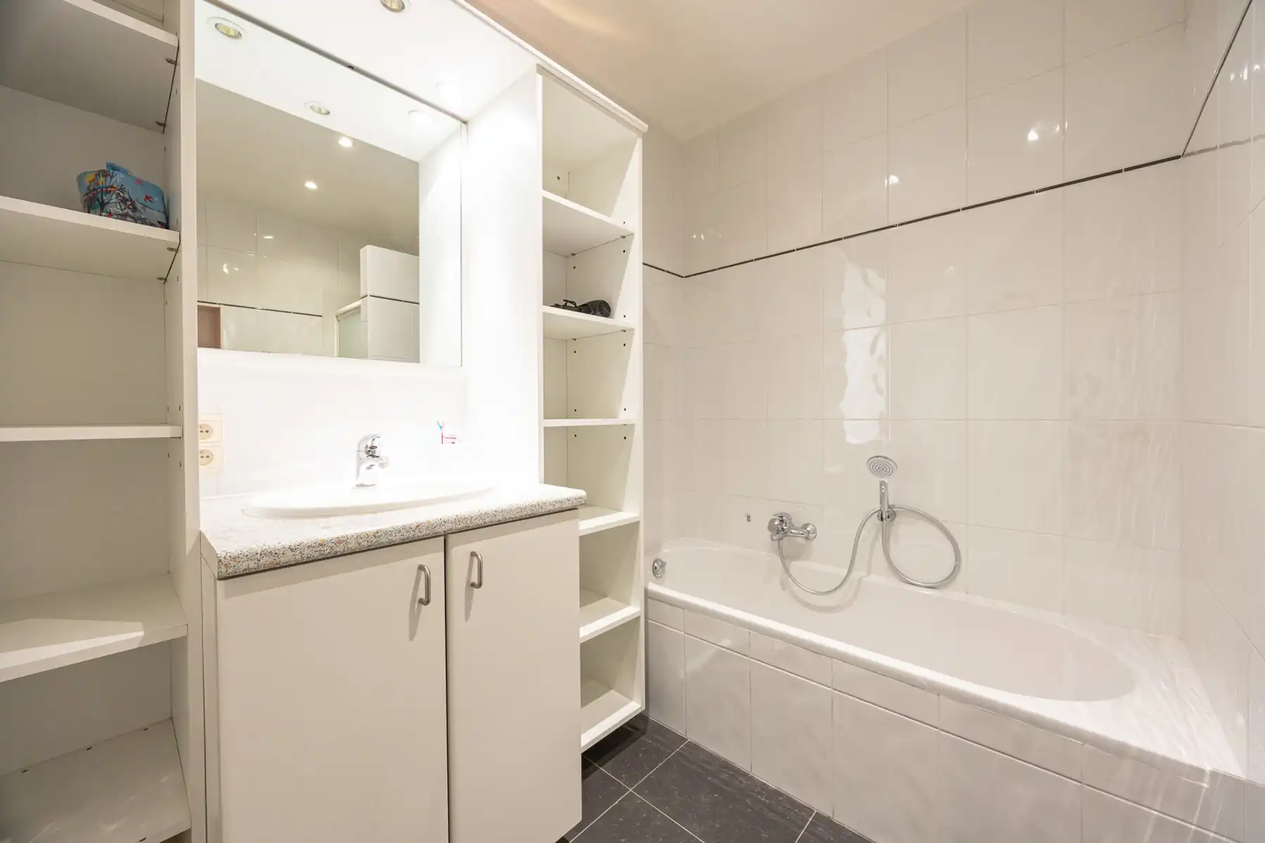 Duplex nabij centrum van Hoevenen – instapklaar & met garage foto 4