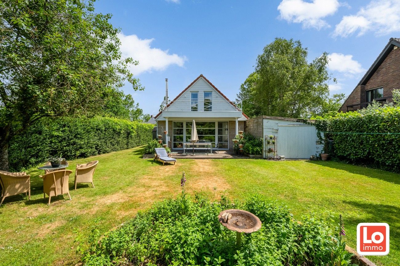 VERKOCHT! Charmante open woning met carport en héél grote aangename tuin gelegen op een toplocatie vlakbij het centrum van Zaffelare! foto 2