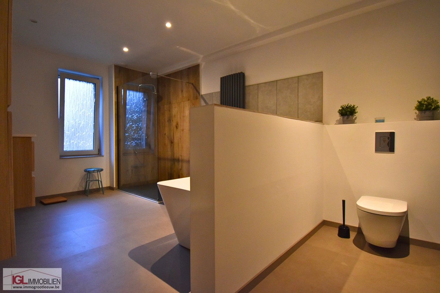 Ruime gezinswoning met 4 slaapkamers, tuin, terras en 2 staanplaatsen te huur foto 12