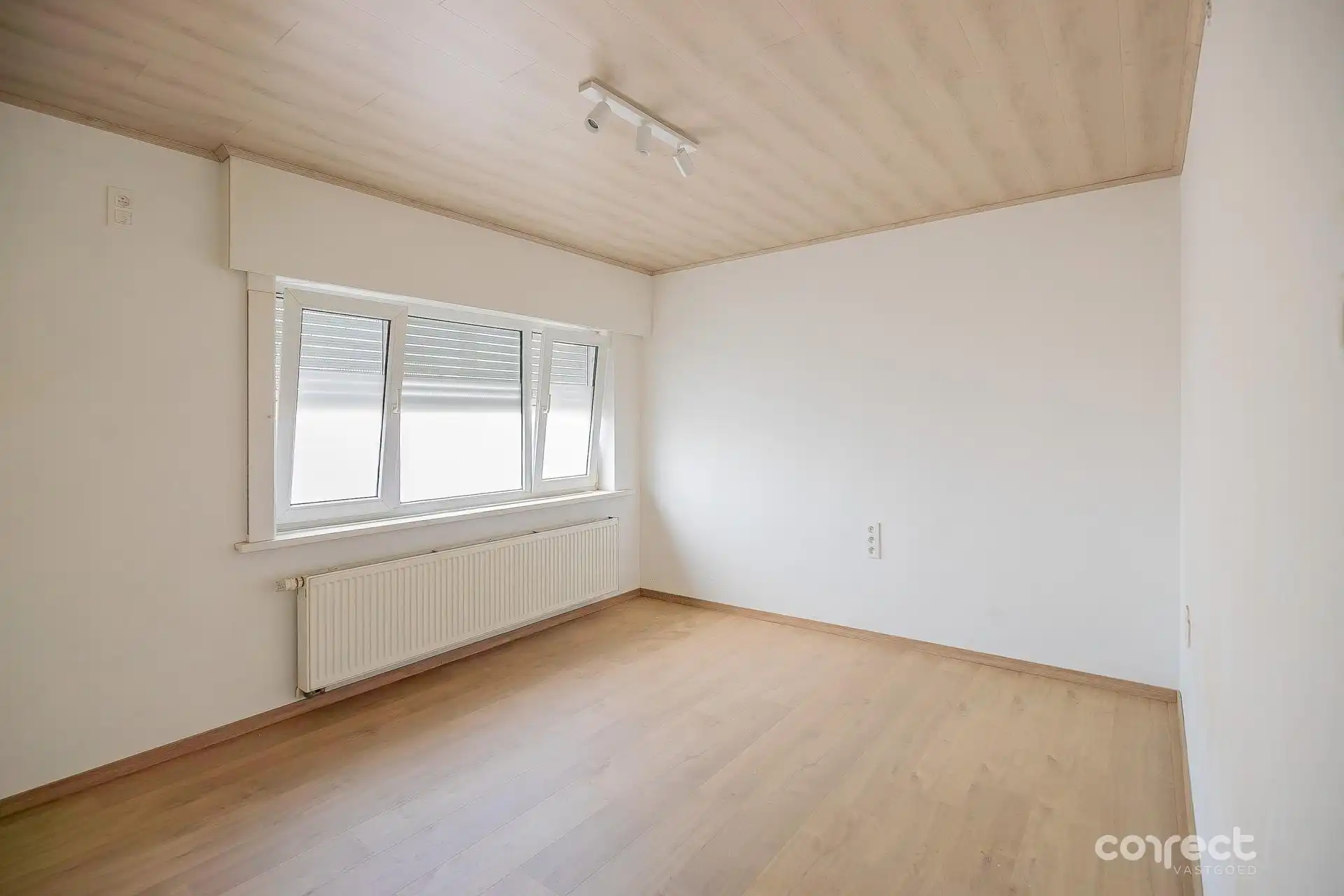 Verrassende, instapklare hoekwoning in Eernegem. foto 7