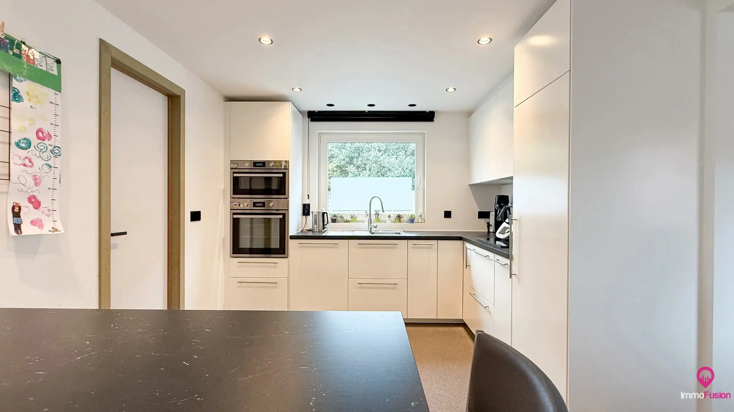 Gerenoveerde woning met veel ruimte en 6 slaapkamers! foto 2