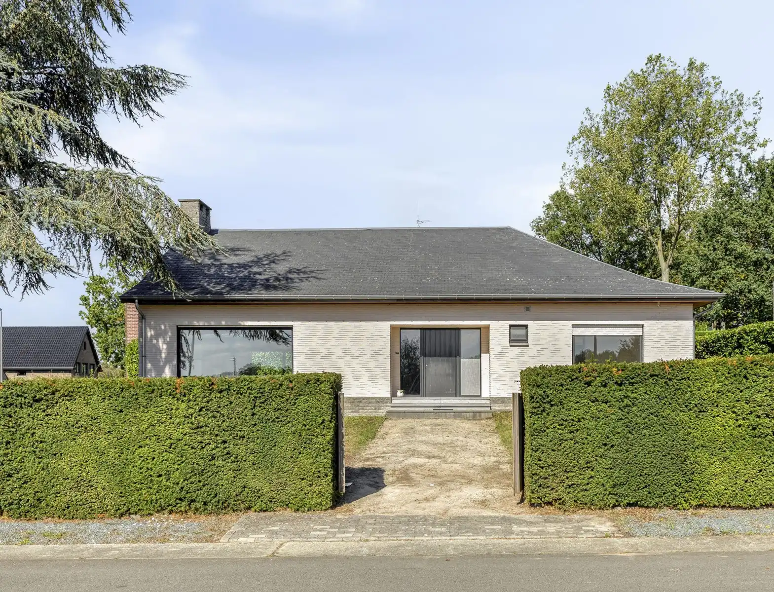 Hoofdfoto van de publicatie: Kwalitatieve laagbouwvilla te Blakmeers op 10a 31ca!