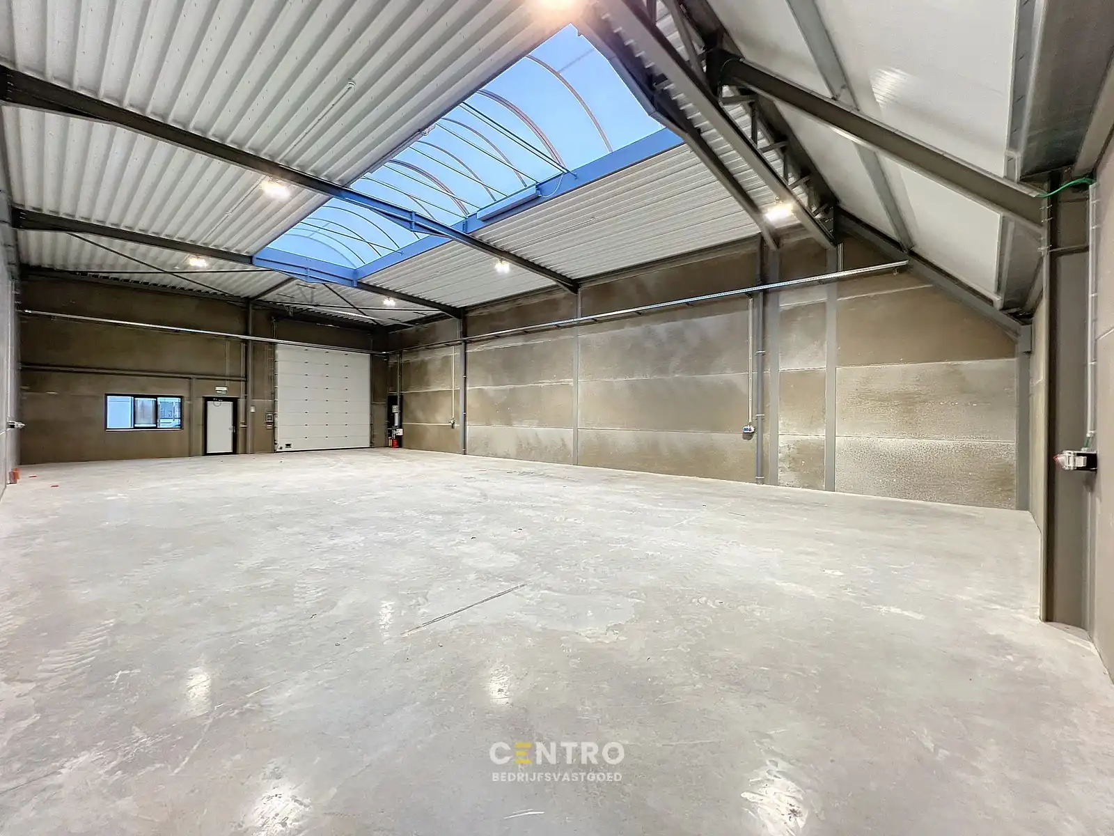 Kwalitatief en goed geïsoleerd NB MAGAZIJN (271m²), voorzien van elektrische sectionaalpoort, deur, raam (voor kantoor) en 2 private parkeerplaatsen op industriezone te Waregem. foto 9