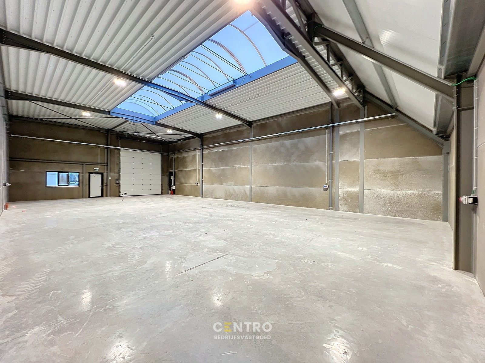 Kwalitatief en goed geïsoleerd NB MAGAZIJN (271m²), voorzien van elektrische sectionaalpoort, deur, raam (voor kantoor) en 2 private parkeerplaatsen op industriezone te Waregem. foto 9