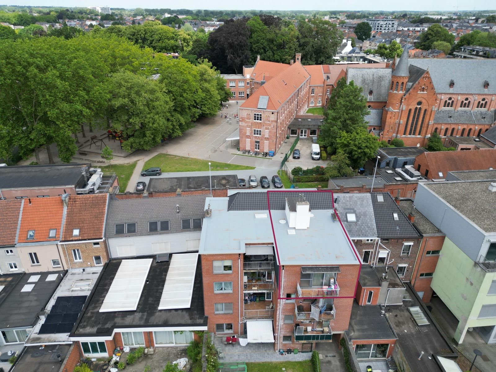 Centraal gelegen én Ruim app met 3 SLPK, terras én garage! foto 12