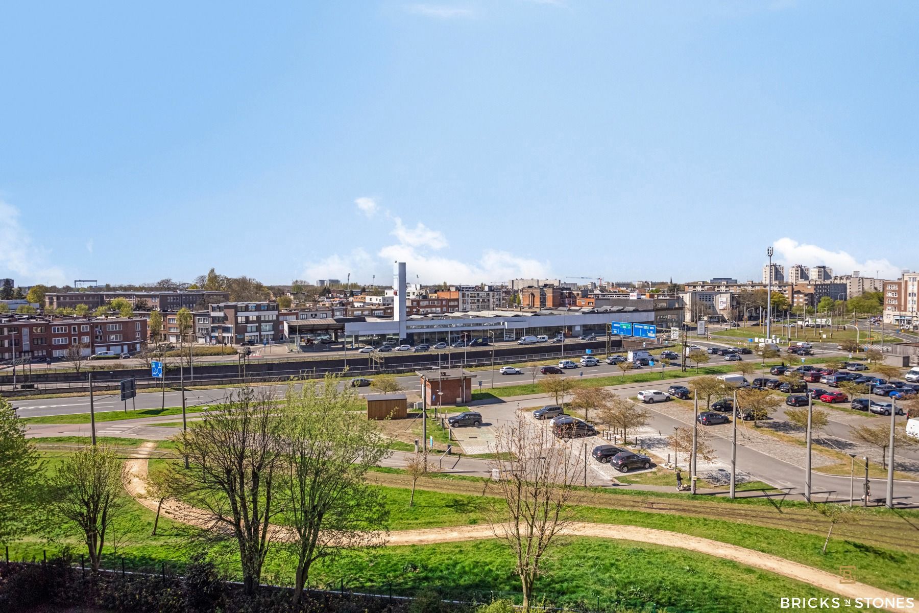 Ruim 3-slaapkamer appartement met terras en panoramisch zicht foto 16