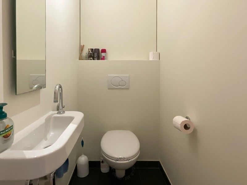 Centraal gelegen appartement met twee slaapkamers en een terras foto 10