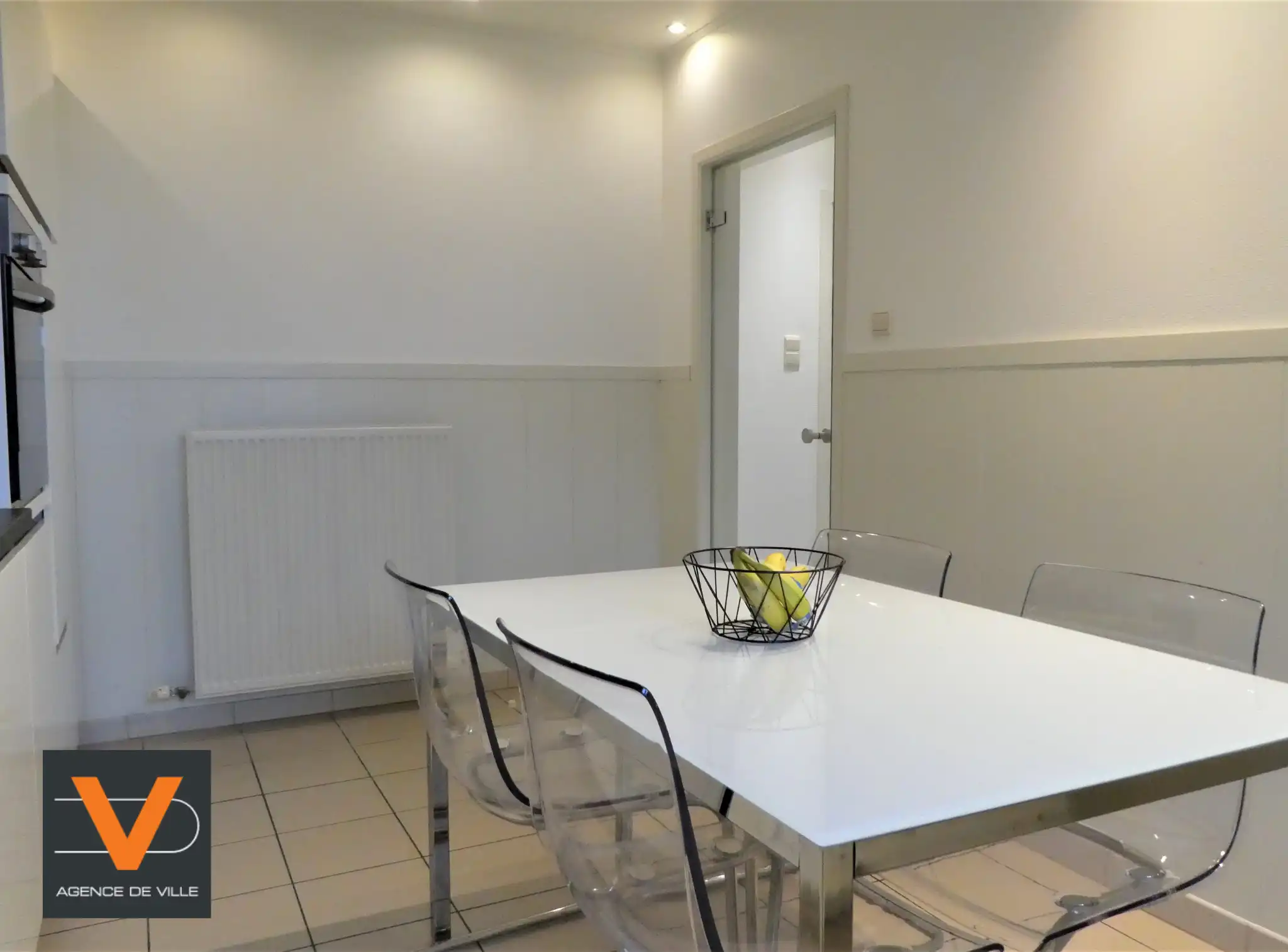 Prachtige koppelwoning met zonnig terras van 16m² en 2 autostaanplaatsen. Veel lichtinval door de grote ramen. foto 10