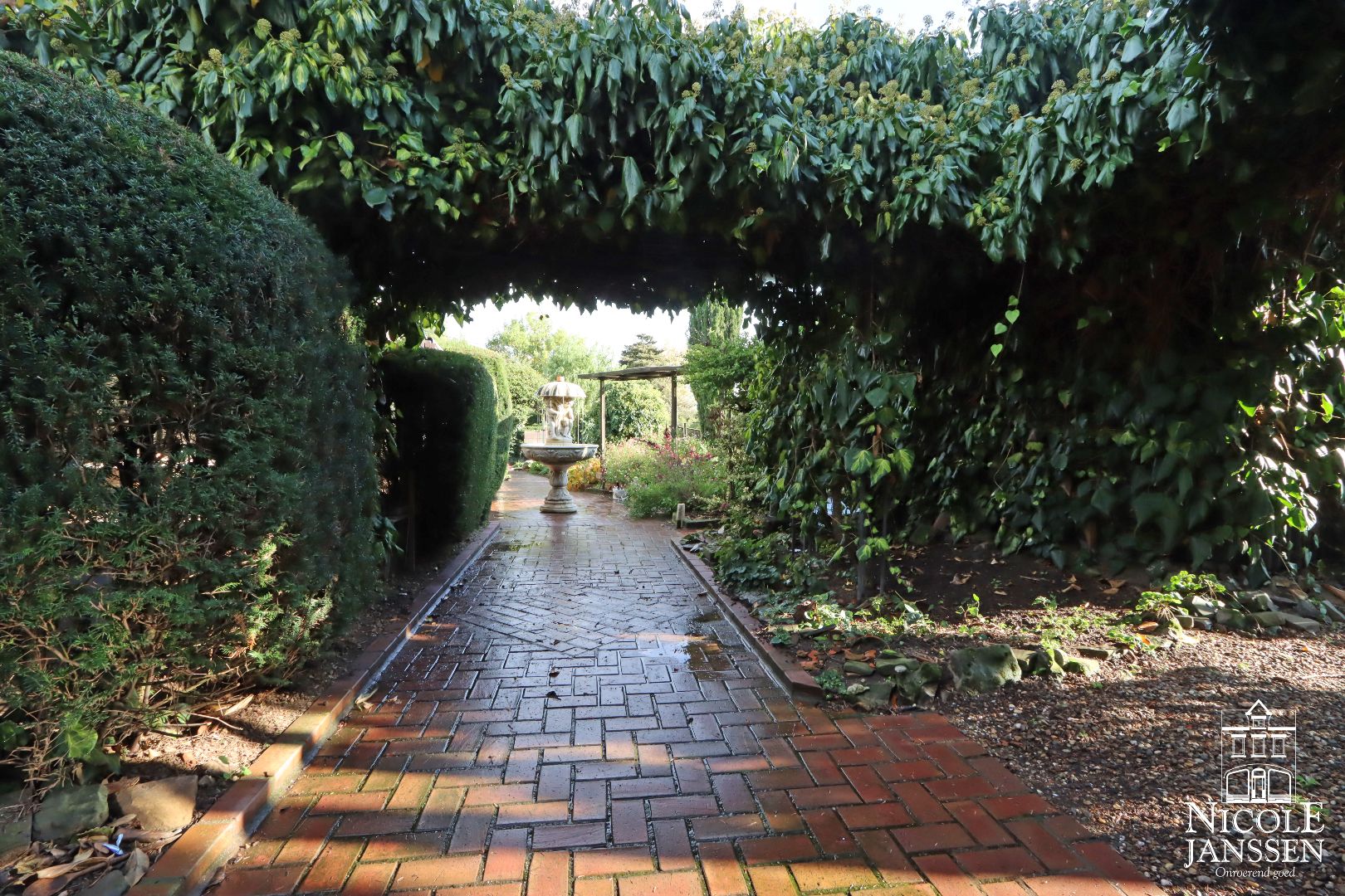 Mooi verzorgde split-level woning op unieke locatie in het mooie Aldeneik foto 29