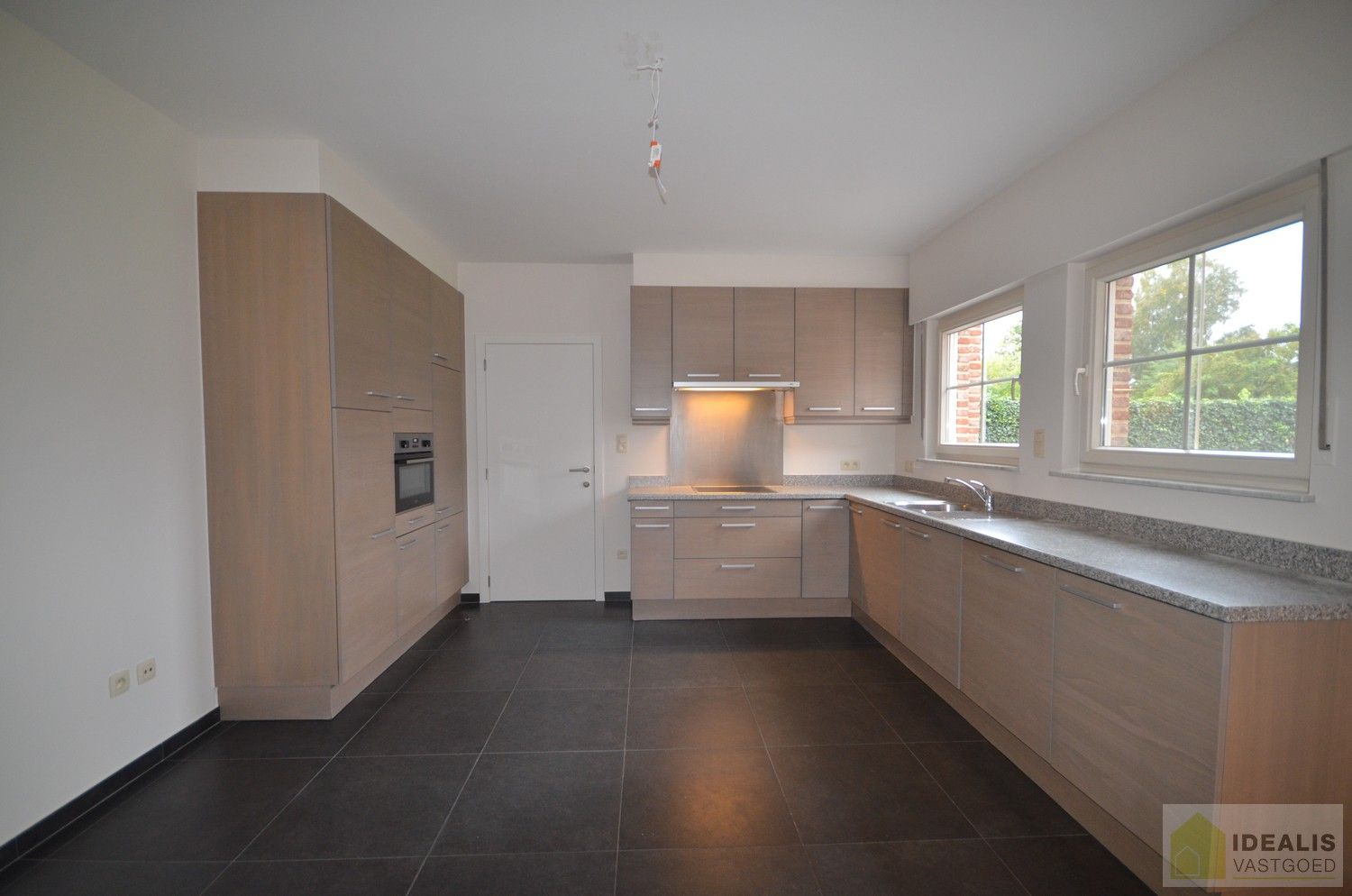 LUXUEUS AFGEWERKTE VILLA IN ZEER GOEDE STAAT! Deze ruime woning omvat o.a. een grote leefruimte, ruime keuken met bergplaats, wasplaats, 3 slaapkamers, ruime badkamer, inpandige garage en bergzolder! De villa is gelegen op een perceel met een opp. +/-13a dat volledig is aangelegd en omheind! Zeer geschikt voor kandidaten op zoek naar een rustig, doch centraal gelegen instapklare woning. foto 11