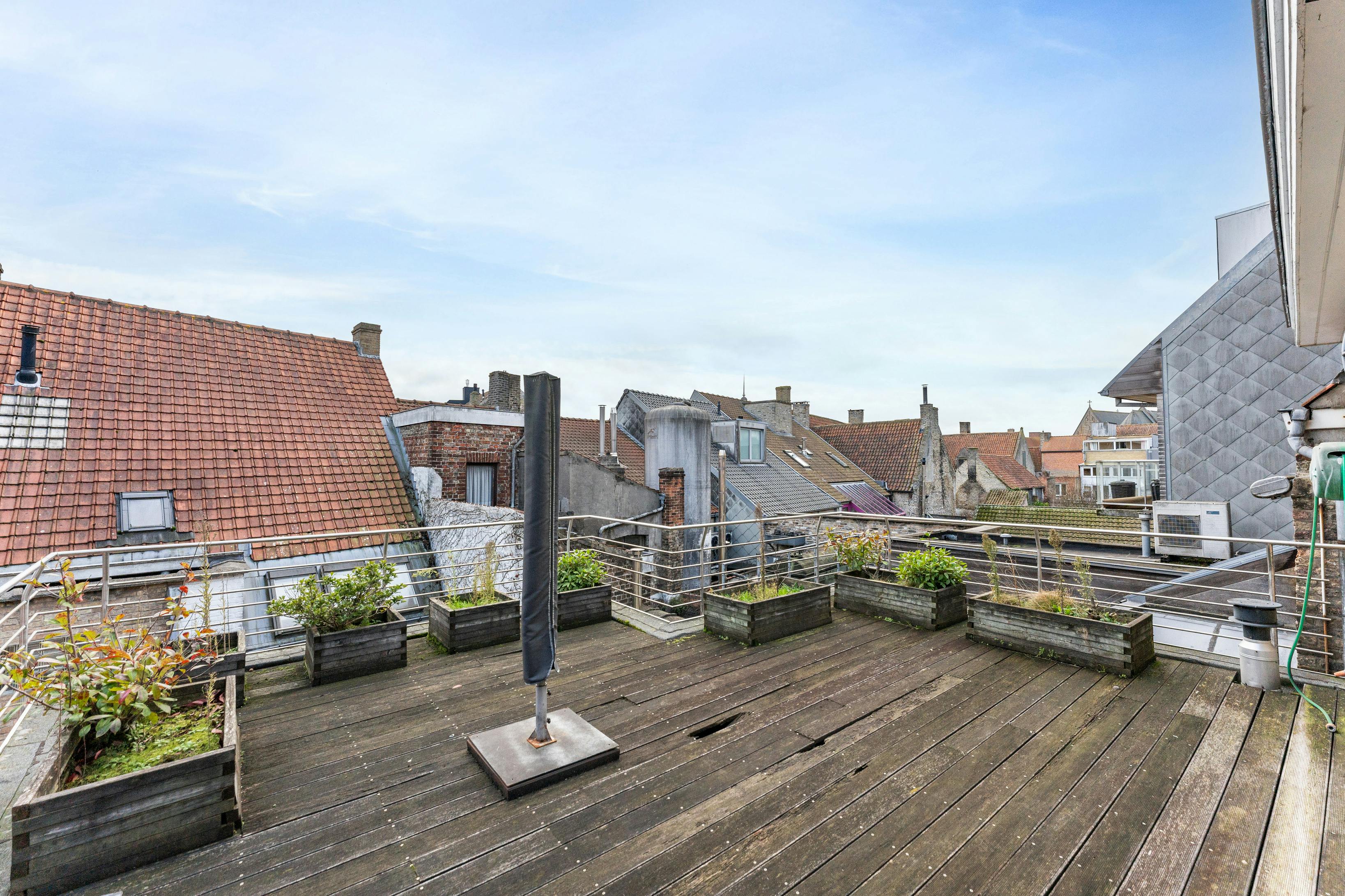 Ruime woning met handelsgelijkvloers en appartement in het centrum van Veurne. foto 21