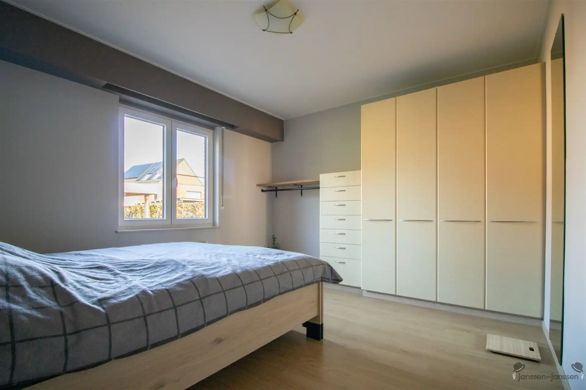 Rustig gelegen gerenoveerde (2022) gelijkvloerse woning met 4 slaapkamers op 970 m². foto 9