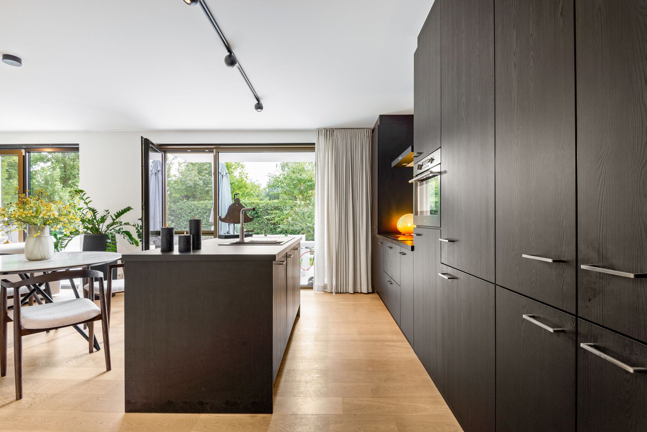 Prachtig afgewerkt, recent gelijkvloers appartement met tuin foto 2