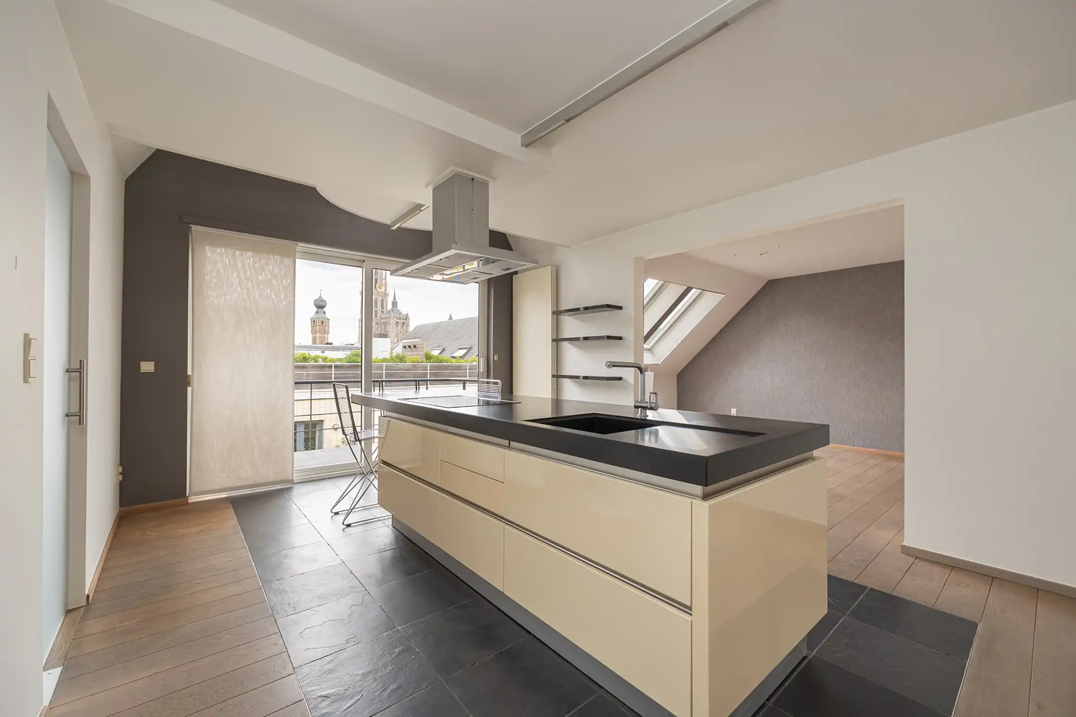 ANTWERPEN - Penthouse met terras en zicht op de kathedraal foto 2