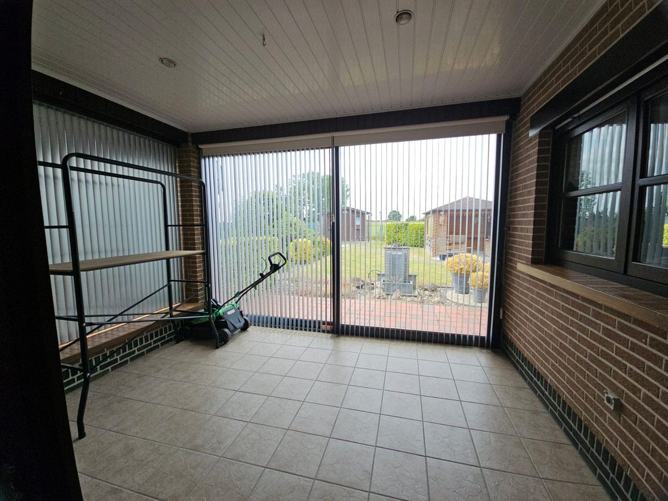 Volledig onderkelderde villa met zongerichte tuin foto 14