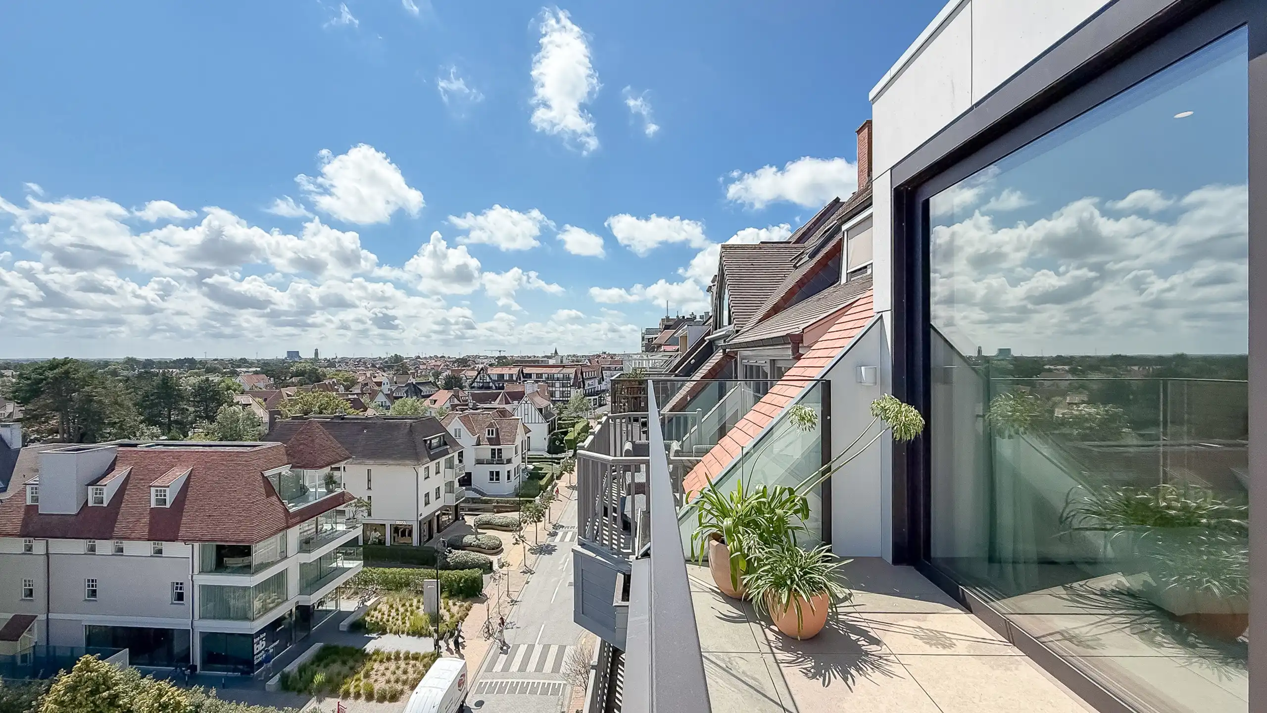Zonovergoten nieuwbouw PENTHOUSE met 2 terrassen / Zoute foto 2
