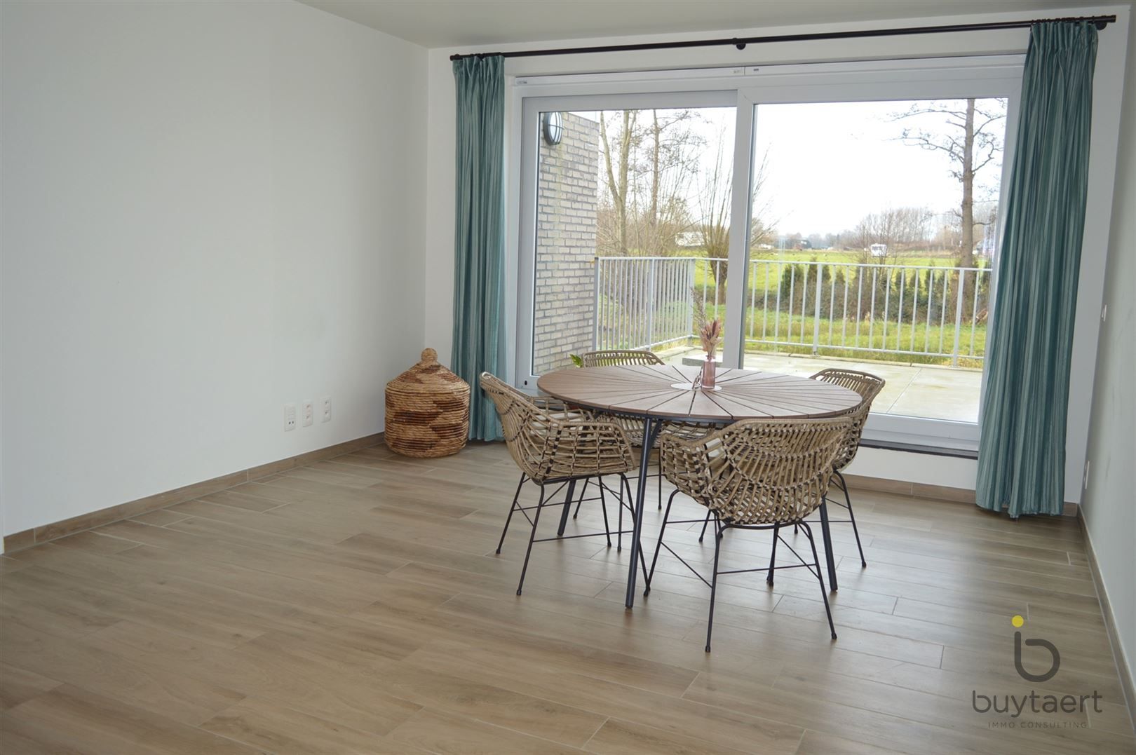 Gelijkvloers 2 slaapkamer appartement met prachtig terras te Kruibeke. foto 2